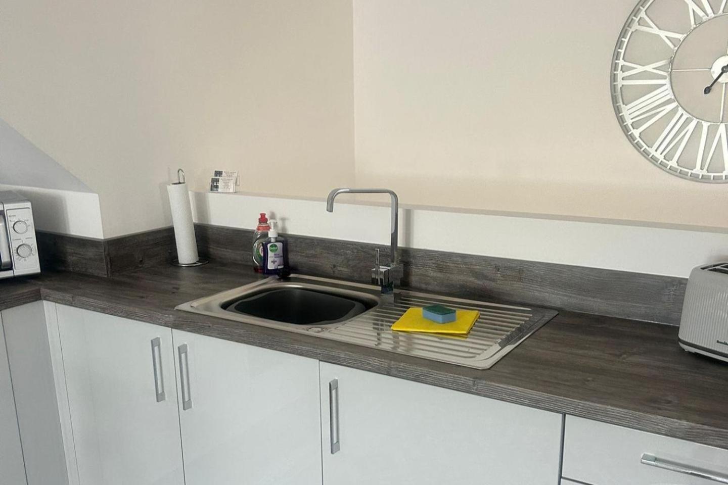 Lanarkshire Apartment- Views- Sleeps 4- Balcony Larkhall  Dış mekan fotoğraf