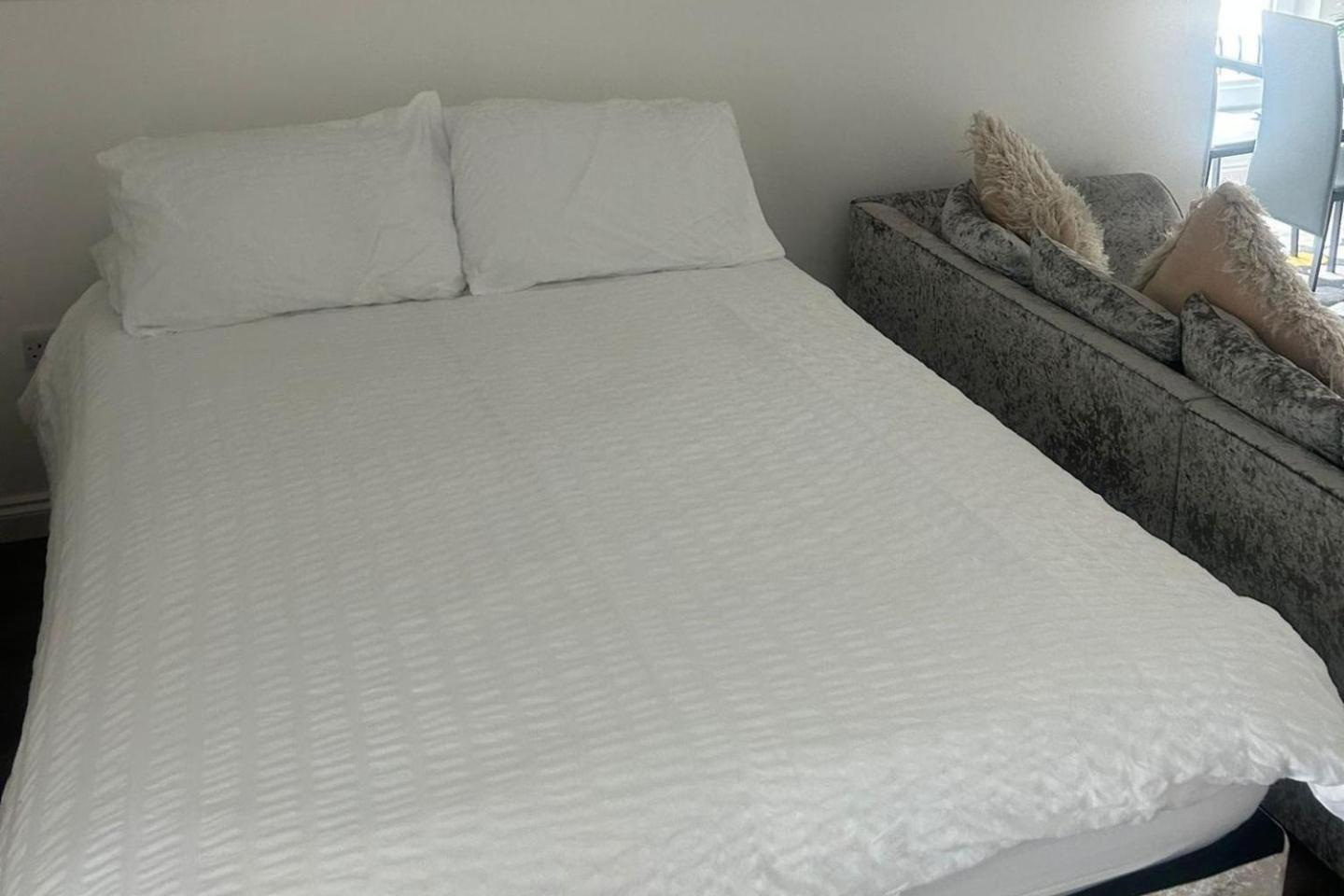 Lanarkshire Apartment- Views- Sleeps 4- Balcony Larkhall  Dış mekan fotoğraf