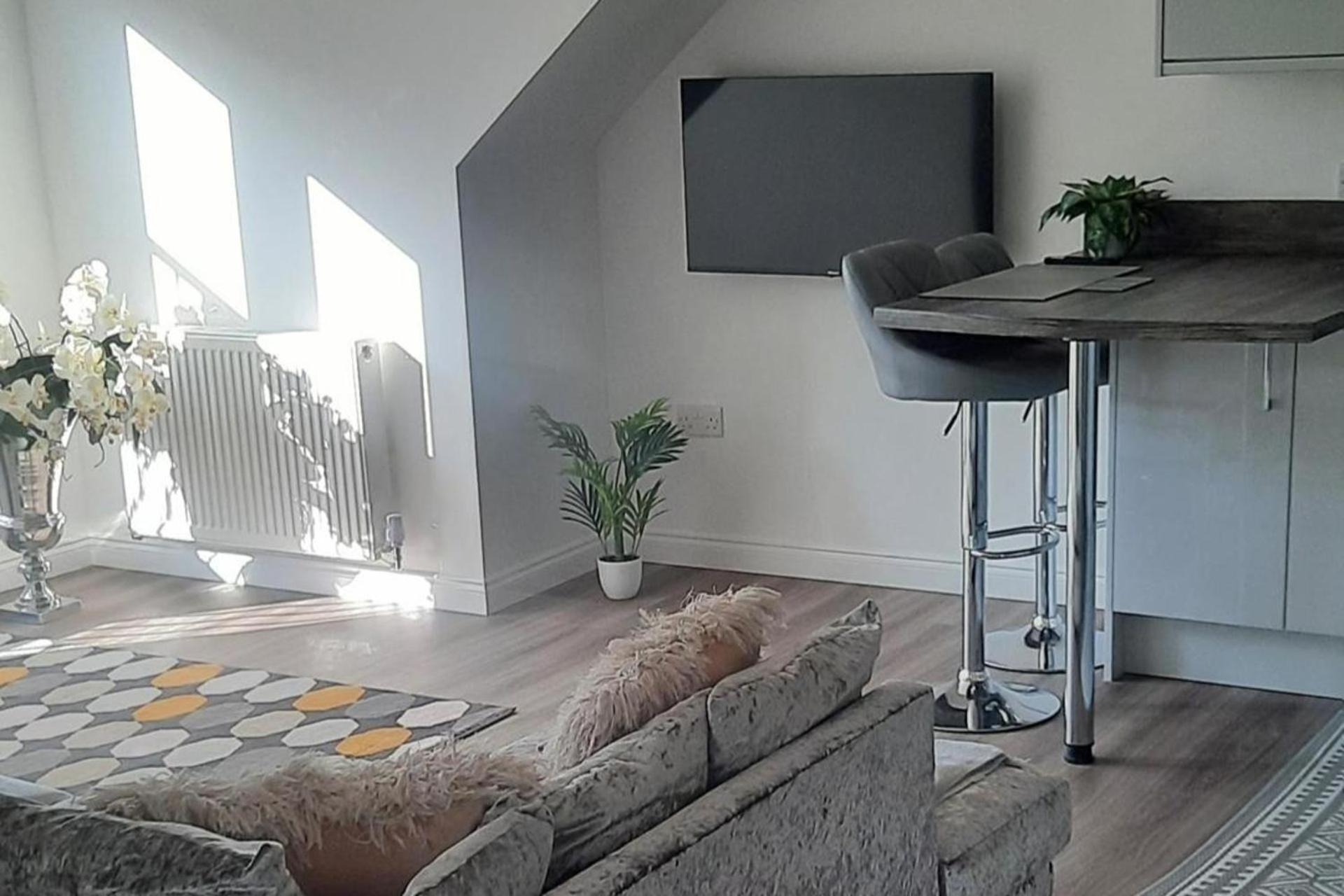 Lanarkshire Apartment- Views- Sleeps 4- Balcony Larkhall  Dış mekan fotoğraf